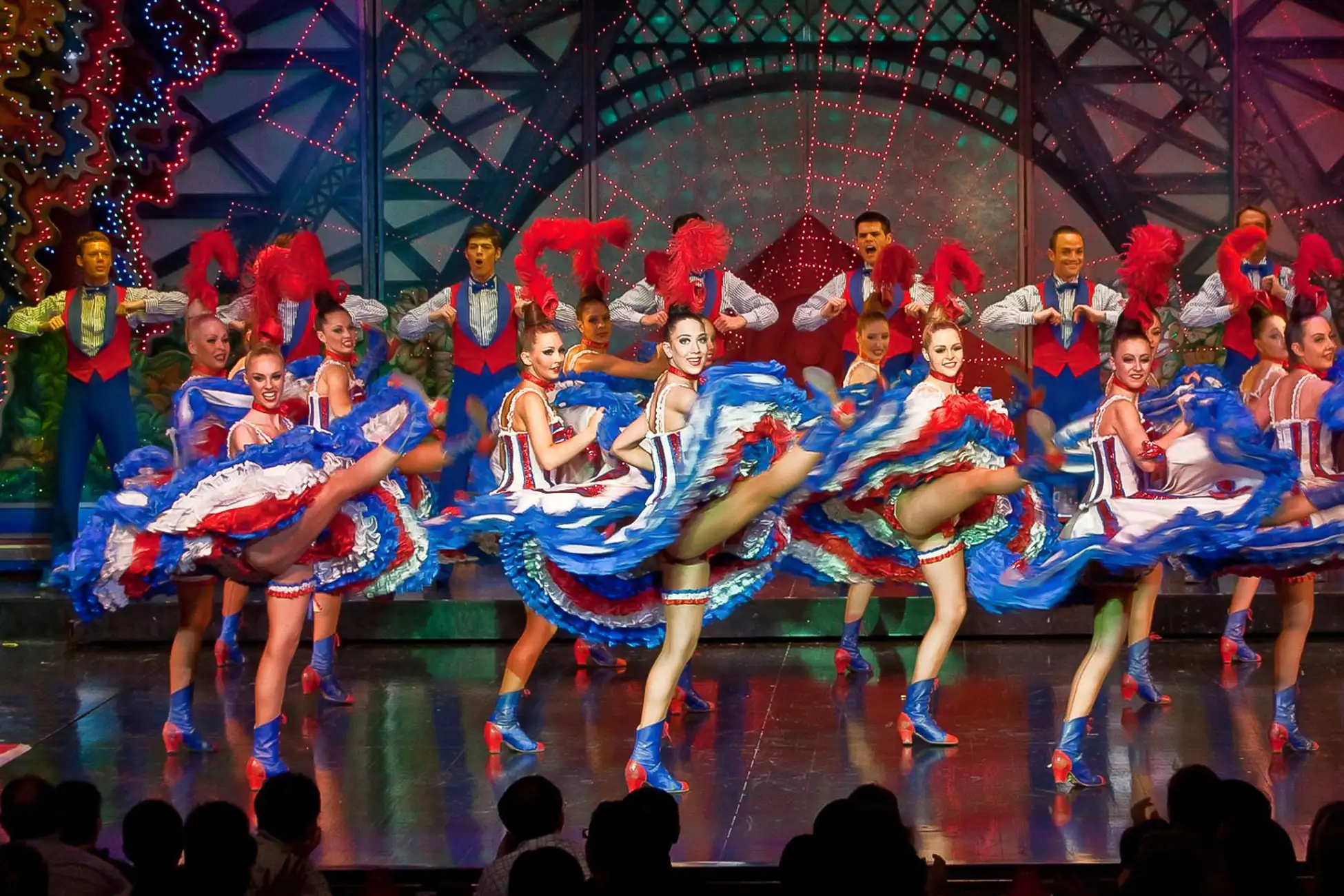Parigi: Biglietto per lo spettacolo di cabaret del Moulin Rouge con champagne