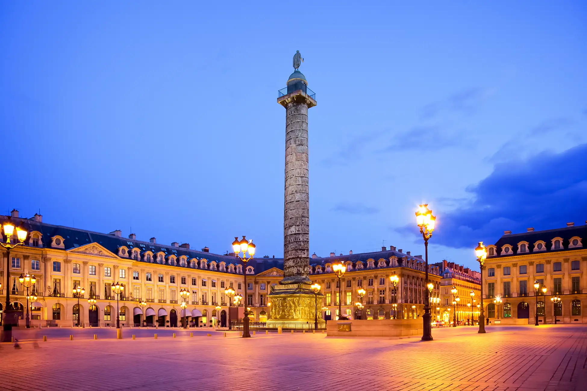 Parigi: tour serale panoramico e spettacolo del Moulin Rouge